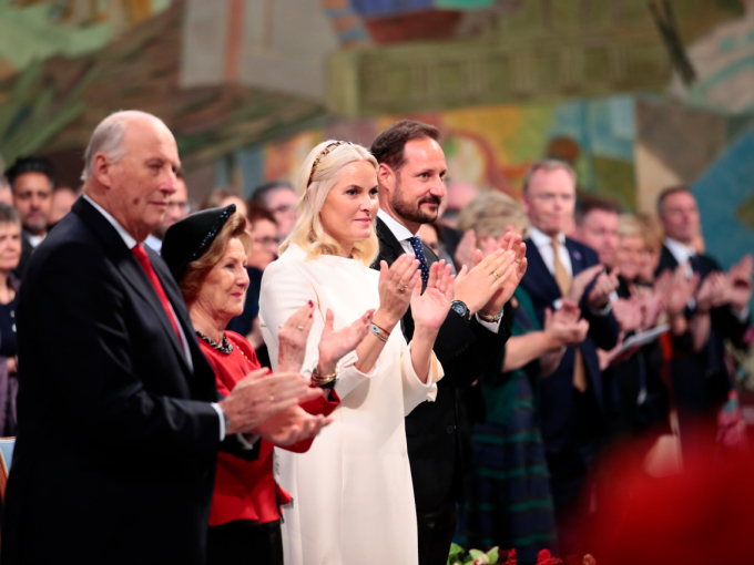 Stående applaus for mottakeren av Nobels Fredspris. Foto: Håkon Mosvold Larsen / NTB scanpix